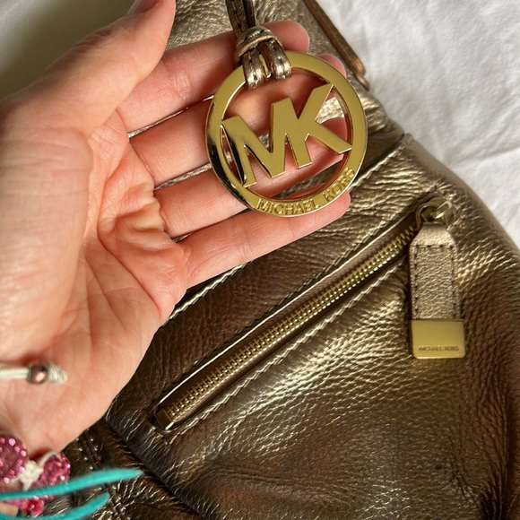 Michael Kors leather authentic bag like new! So elegant and stunning. Like new - Picture 4 of 15